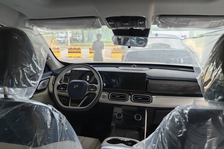 Used JETOUR Shanhai L7 2025 Model 1.5T 120km Enjoyment 7-seater Interior 1