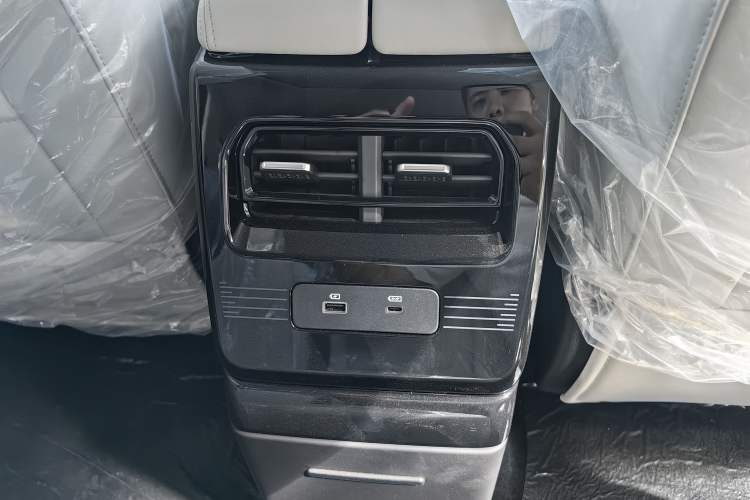 Used JETOUR Shanhai L7 2025 Model 1.5T 120km Enjoyment 7-seater Interior 4