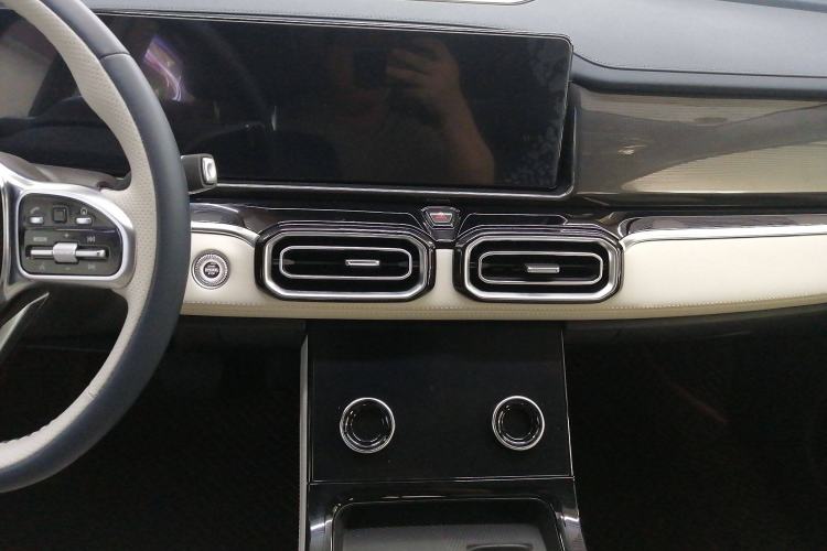 Used JETOUR Shanhai L7 2024 1.5T 120km MAX 5-Seater Audio And AC Panel