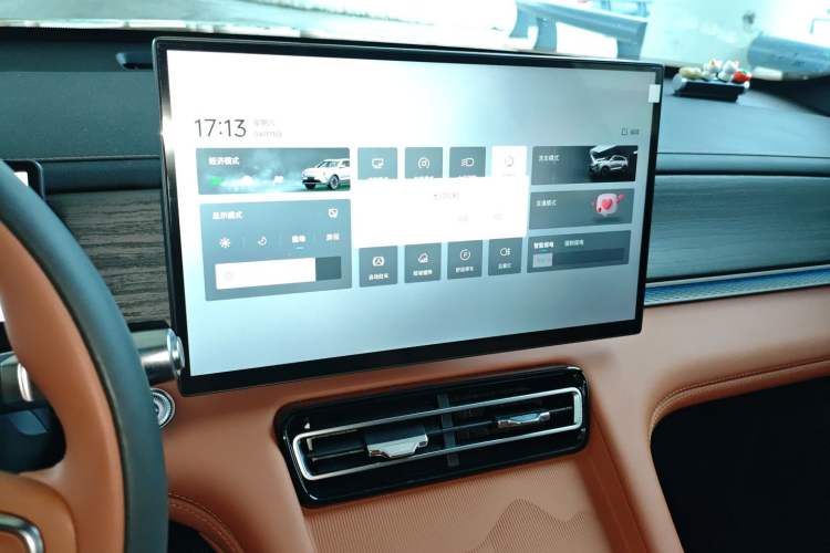 Used JETOUR Shanhai L7 Plus 2025 Model 121km Luxury 5-seater Audio And AC Panel