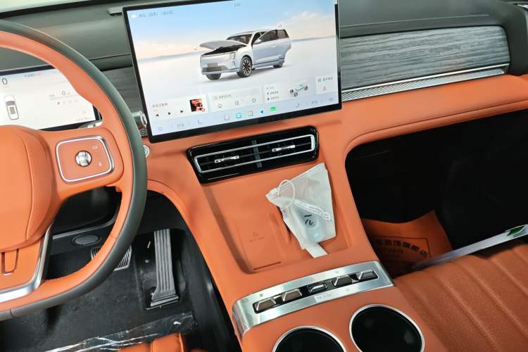 Used JETOUR Shanhai L7 Plus 2025 Model 121km Luxury 7-seater Audio And AC Panel