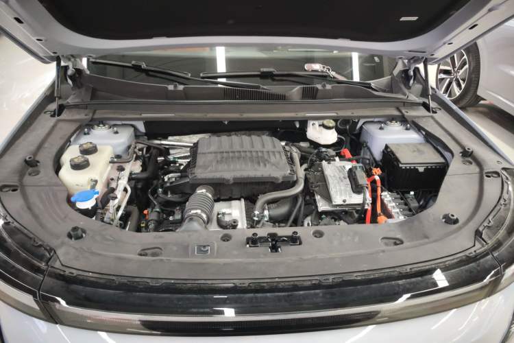 Used JETOUR Shanhai L7 Plus 2025 Model 220km Flagship 7-seater Engine Bay