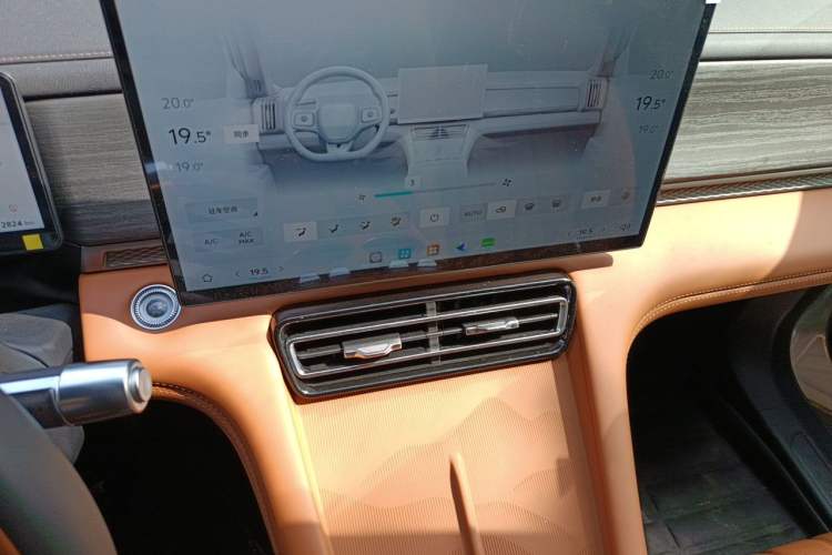 Used JETOUR Shanhai L7 Plus 2025 Model 121km Comfort 5-seater Audio And AC Panel