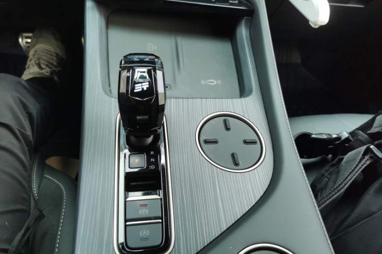 Used JETOUR Shanhai L9 2024 1.5TD 2DHT Pro 7-Seater Gear Lever