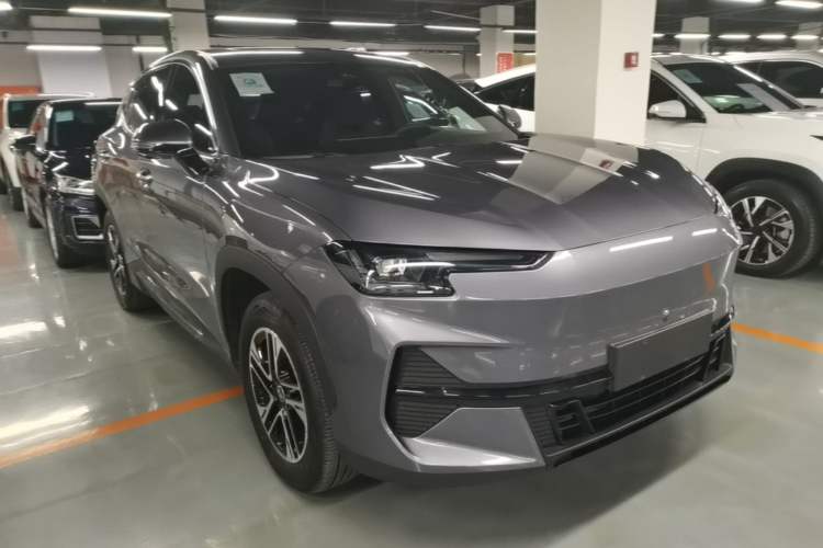 Used JETOUR Shanhai L6 2024 1.5TD DHT MAX Front Right 45 Deg