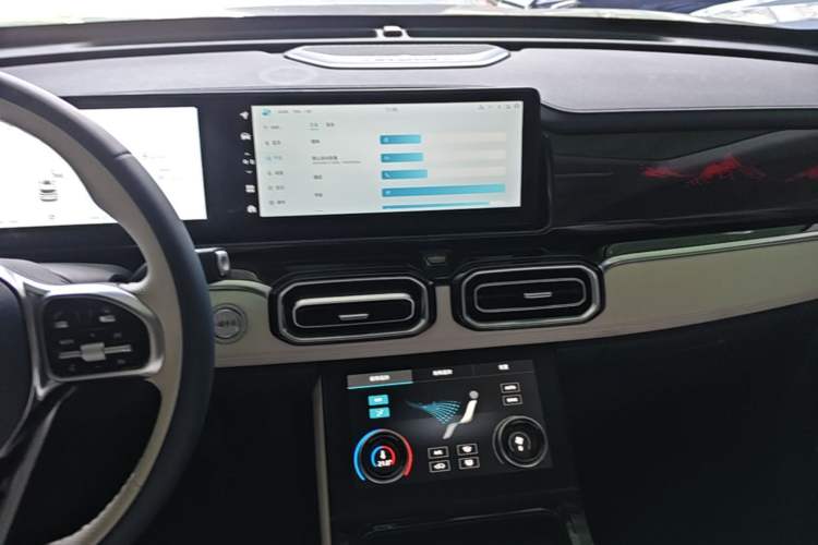 Used JETOUR Shanhai L7 2024 1.5T 120km MAX 5-Seater Audio And AC Panel