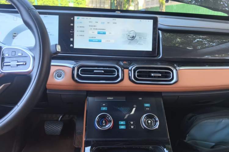Used JETOUR Shanhai L7 2024 1.5T 120 km MAX 7-Seater Audio And AC Panel
