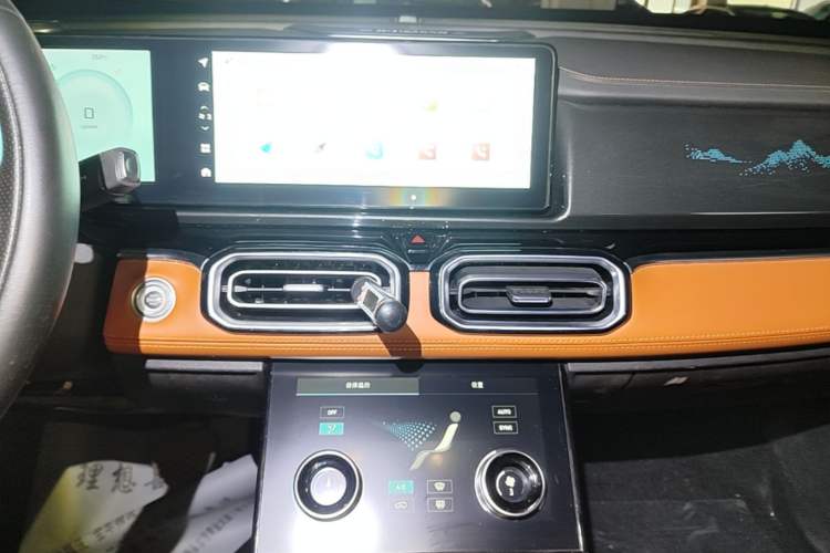 Used JETOUR Shanhai L7 2024 1.5T 120 km MAX 7-Seater Audio And AC Panel