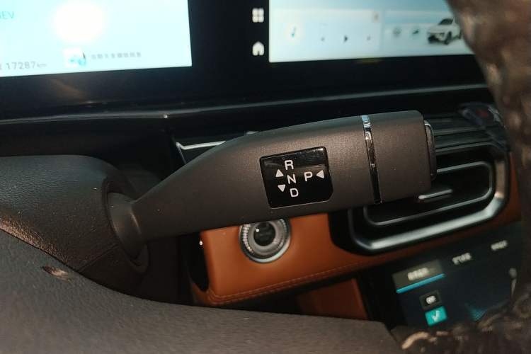 Used JETOUR Shanhai L7 2024 1.5T 120km ULTRA 7-Seater Gear Lever