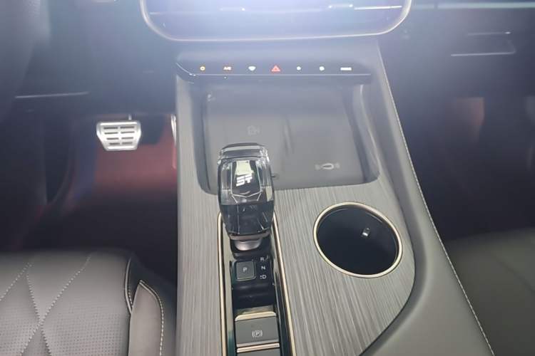 Used JETOUR Shanhai L9 2024 1.5TD 2DHT Executive Version 7-Seater Gear Lever