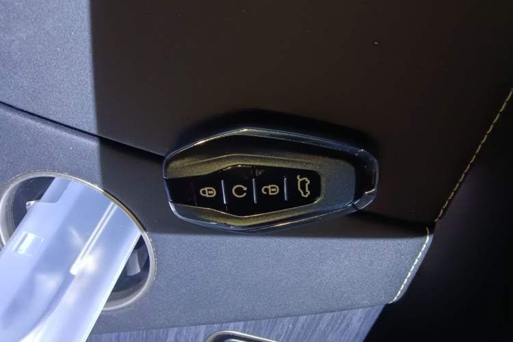 Used JETOUR Shanhai L9 2024 1.5TD 2DHT Pro 7-Seater Vehicle Key