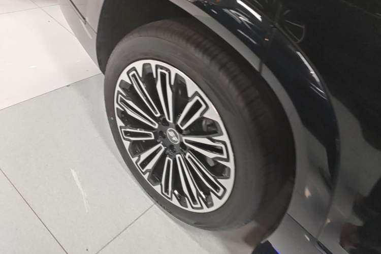 Used JETOUR Shanhai L9 2025 1.5TD 2DHT Luxury Edition 6-Seater Right Rear Wheel Hub