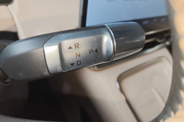 Used JETOUR Shanhai L9 2025 1.5TD 2DHT Flagship Edition 6 Seats Gear Lever