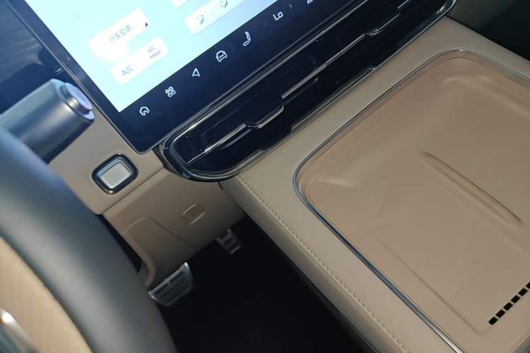 Used JETOUR Shanhai L9 2025 1.5TD 2DHT Flagship Edition 6 Seats Interior 1