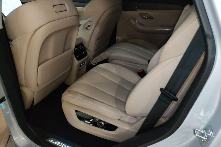 Used JETOUR Shanhai L9 2025 1.5TD 2DHT Flagship Edition 6 Seats Interior 4