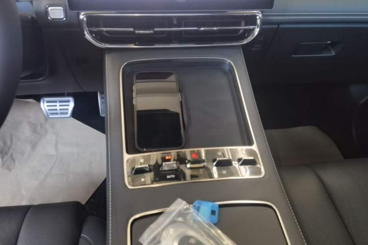 Used JETOUR Shanhai L9 2025 1.5TD 2DHT Luxury Edition 6-Seater Gear Lever