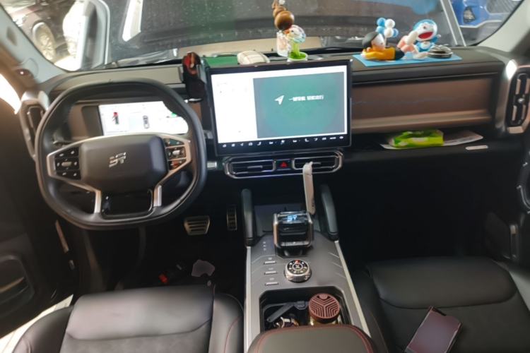 Used JETOUR Shanhai Traveler C-DM 2025 206km XWD Conquer Extended Version 7 Seats Center Console