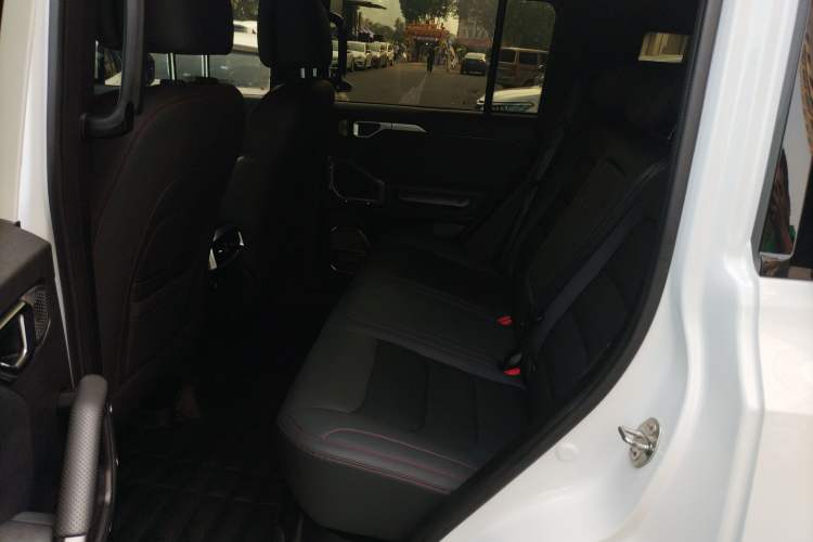 Used JETOUR Traveler 2024 2.0T All-Wheel-Drive Silver Dragon Wings Left Rear Seat