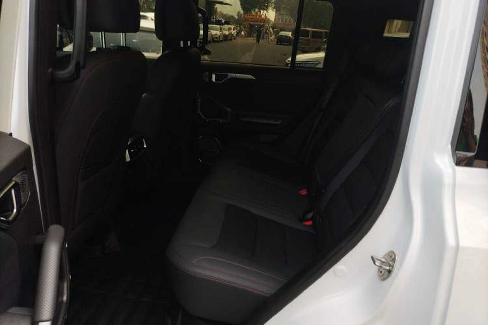 Used JETOUR Traveler 2024 2.0T All-Wheel-Drive Silver Dragon Wings Left Rear Seat