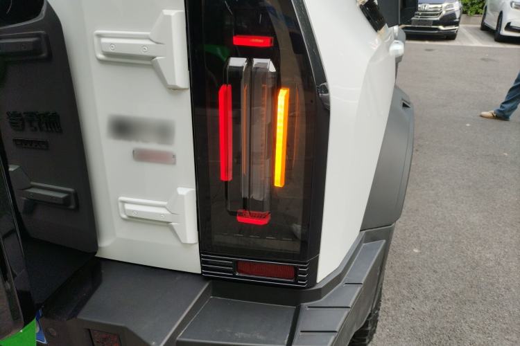 Used JETOUR Traveler 2024 2.0T All-Wheel-Drive Silver Dragon Wings Right Rear Taillight