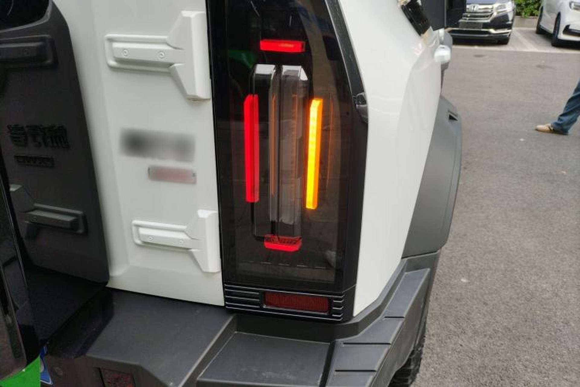 Used JETOUR Traveler 2024 2.0T All-Wheel-Drive Silver Dragon Wings Right Rear Taillight