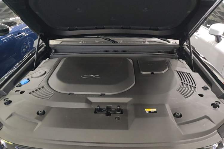Used JETOUR Traveler 2023 2.0T All-Wheel-Drive CrossPRO Engine Bay