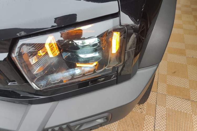 Used JETOUR Traveler 2023 2.0T All-Wheel-Drive CrossPRO Left Front Headlight