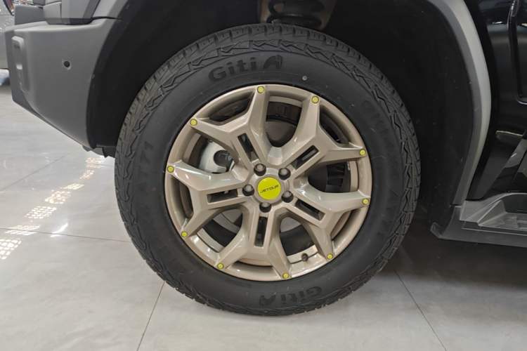 Used JETOUR Traveler 2023 2.0T All-Wheel Drive Conquer PRO Left Front Wheel Hub