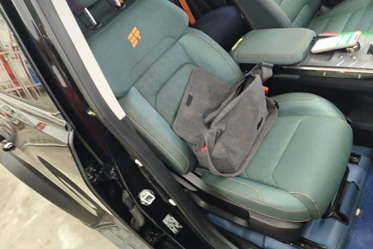 Used JETOUR Traveler 2023 1.5T Two-Wheel Drive Discovery PRO Right Front Seat