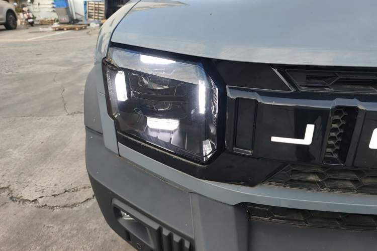 Used JETOUR Traveler 2023 2.0T All-Wheel-Drive CrossPRO Right Front Headlight