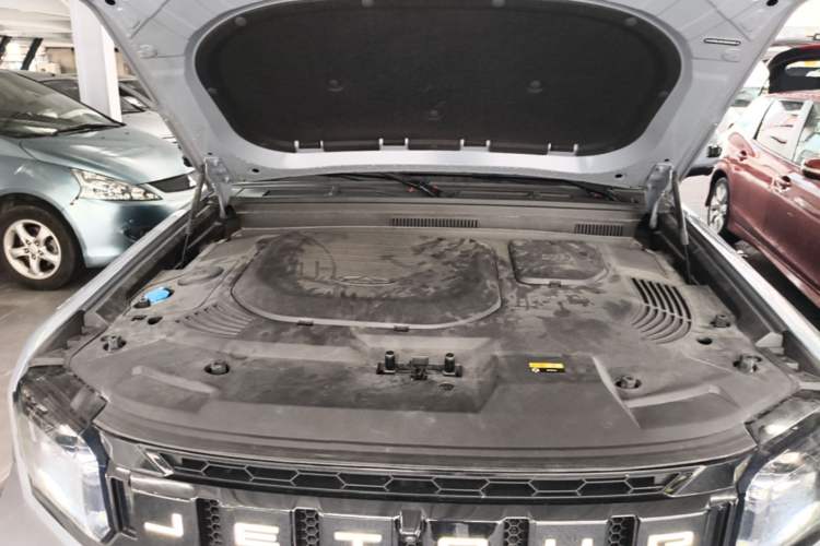 Used JETOUR Traveler 2023 2.0T All-Wheel-Drive CrossPRO Engine Bay