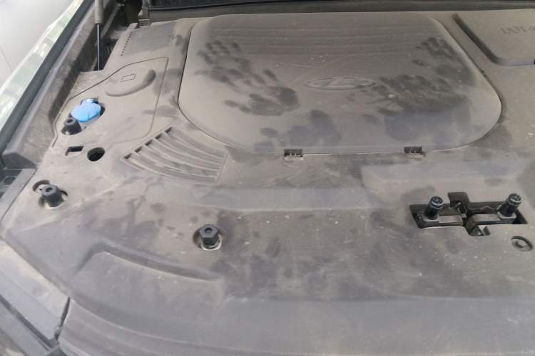 Used JETOUR Traveler 2023 2.0T Four-Wheel Drive Conqueror Engine Bay Right