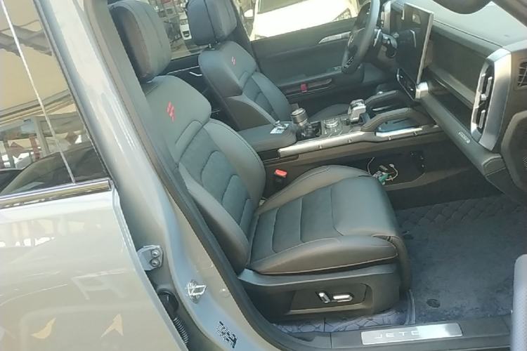 Used JETOUR Traveler 2023 2.0T All-Wheel Drive Conquer PRO Right Front Seat