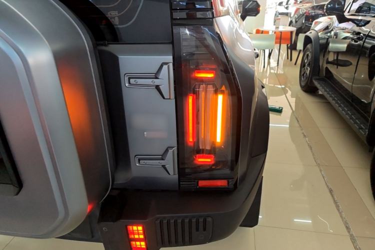 Used JETOUR Traveler 2023 2.0T All-Wheel-Drive Crosser Right Rear Taillight