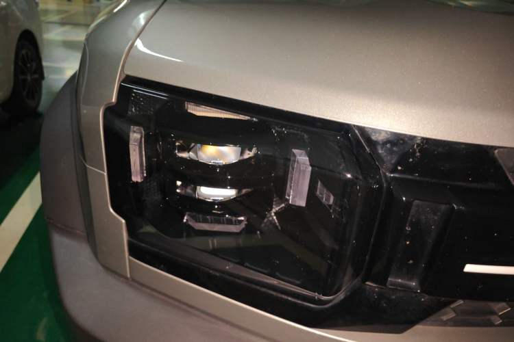 Used JETOUR Traveler 2023 2.0T All-Wheel-Drive CrossPRO Right Front Headlight