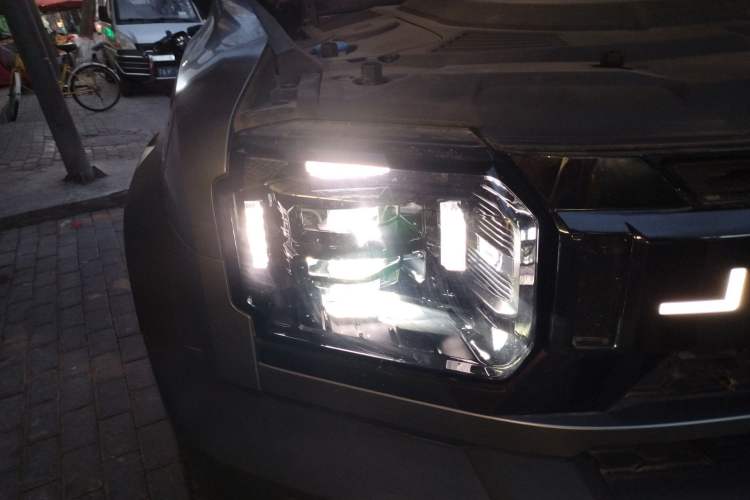 Used JETOUR Traveler 2023 2.0T All-Wheel Drive CrossPRO+ Right Front Headlight