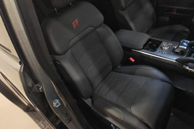 Used JETOUR Traveler 2023 2.0T All-Wheel Drive Conquer PRO Right Front Seat