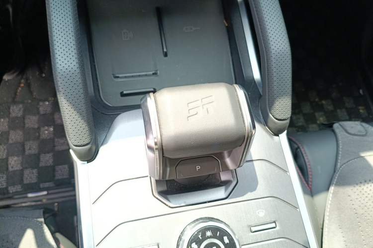 Used JETOUR Traveler 2024 2.0T All-Wheel-Drive Silver Dragon Wings Gear Lever