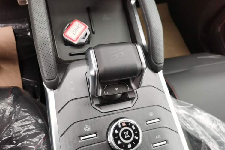 Used JETOUR Traveler 2024 2.0T All-Wheel-Drive Silver Dragon Wings Gear Lever