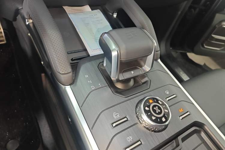 Used JETOUR Traveler 2024 2.0T All-Wheel-Drive Silver Dragon Wings Gear Lever