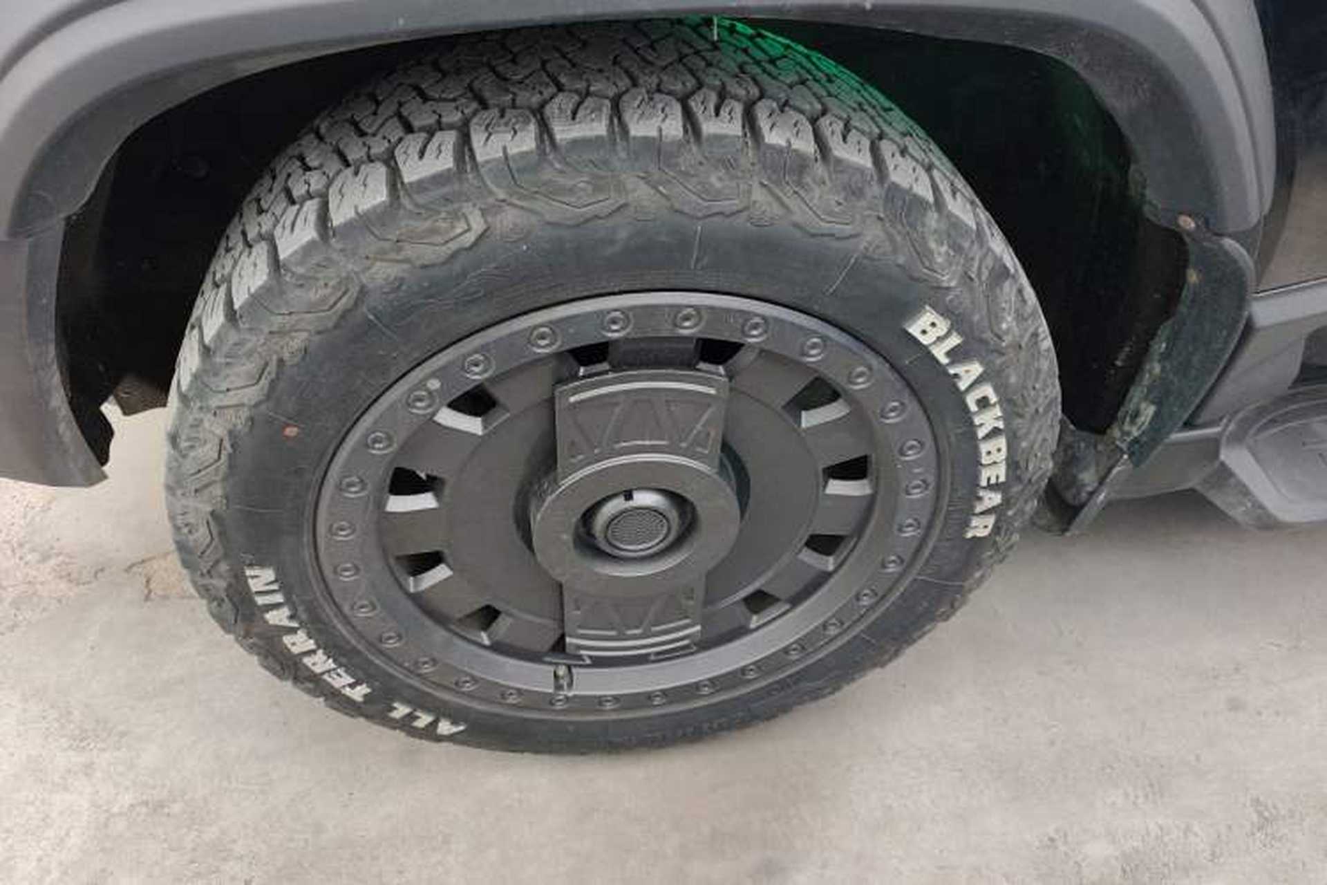 Used JETOUR Traveler 2024 2.0T All-Wheel-Drive Silver Dragon Wings Left Front Wheel Hub