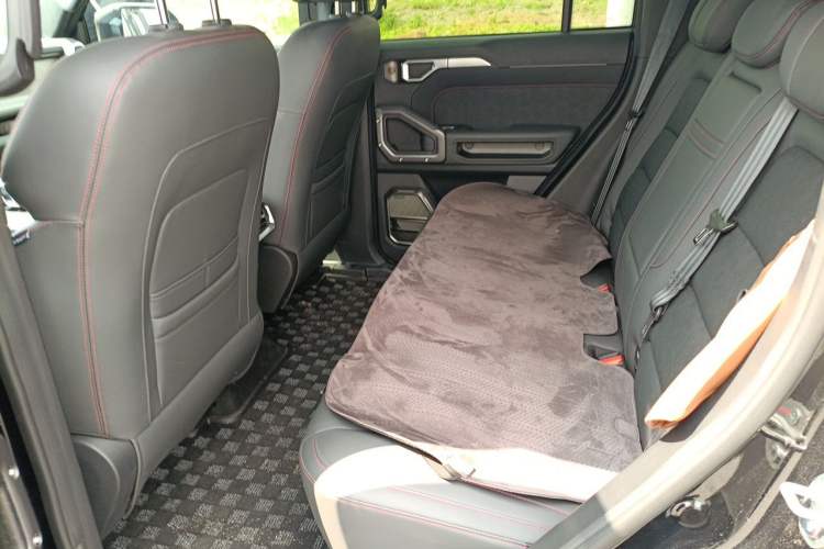 Used JETOUR Traveler 2024 2.0T All-Wheel-Drive Silver Dragon Wings Left Rear Seat