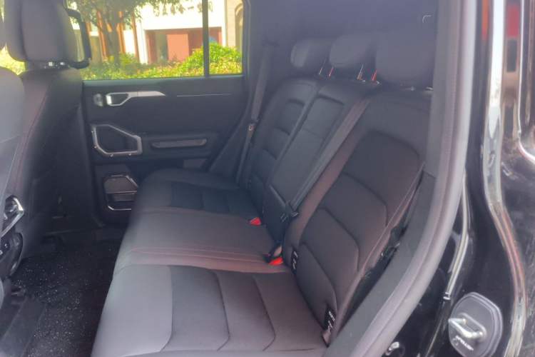 Used JETOUR Traveler 2024 2.0T All-Wheel-Drive Silver Dragon Wings Left Rear Seat