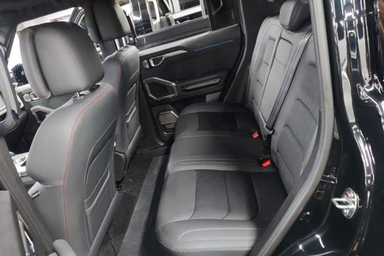 Used JETOUR Traveler 2024 2.0T All-Wheel-Drive Silver Dragon Wings Left Rear Seat