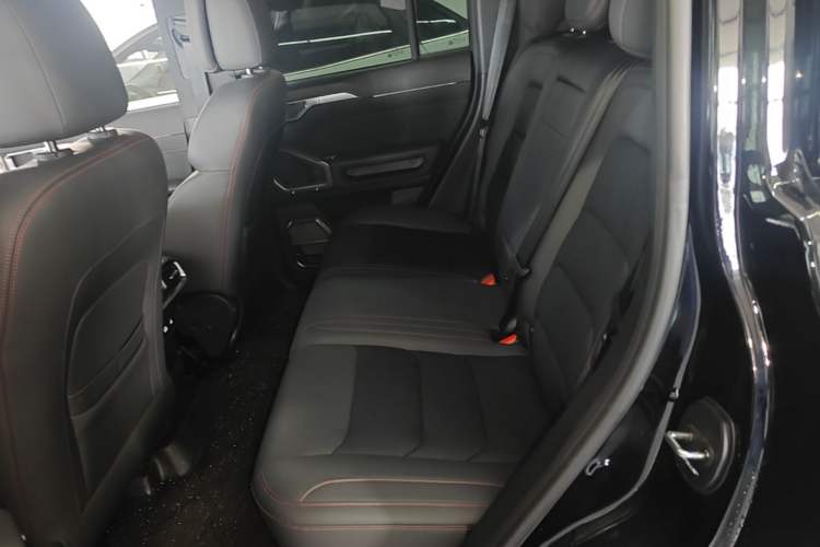 Used JETOUR Traveler 2024 2.0T All-Wheel-Drive Silver Dragon Wings Left Rear Seat