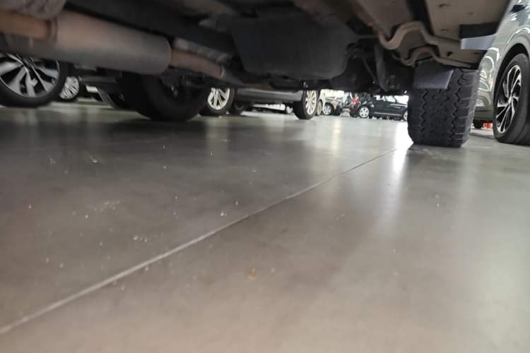 Used JETOUR Traveler 2024 2.0T All-Wheel-Drive Silver Dragon Wings Left Side Sill