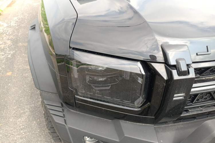 Used JETOUR Traveler 2024 2.0T All-Wheel-Drive Silver Dragon Wings Right Front Headlight