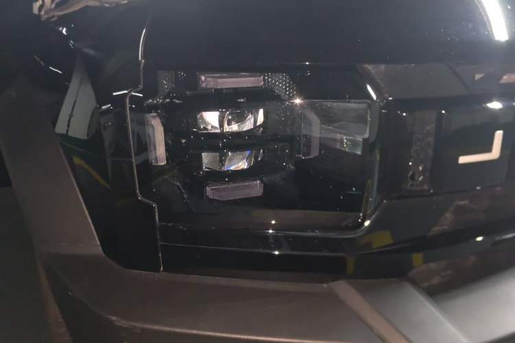 Used JETOUR Traveler 2024 2.0T All-Wheel-Drive CrossPRO Entertainment Edition Right Front Headlight