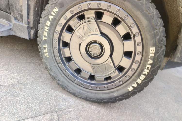 Used JETOUR Traveler 2024 2.0T All-Wheel-Drive Silver Dragon Wings Right Front Wheel Hub