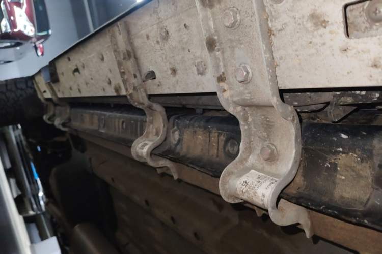 Used JETOUR Traveler 2024 2.0T All-Wheel-Drive Silver Dragon Wings Right Side Sill